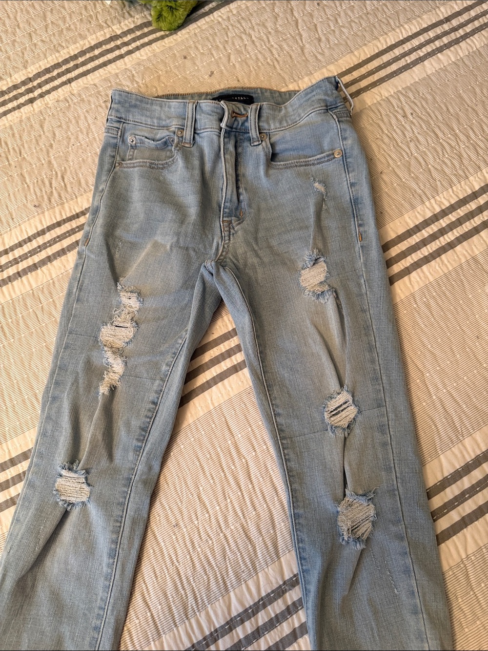 Aeropostale Light Blue Distressed Straight Leg Jeans size 4 short HR